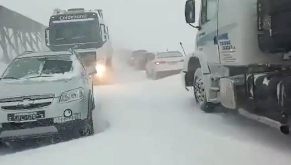 Argentina: temporal de nieve deja varados a cientos de vehículos en el paso Cristo Redentor, en los Andes.