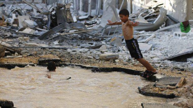 Siria: Niños olvidan la guerra en piscinas hechas por bombas - 1
