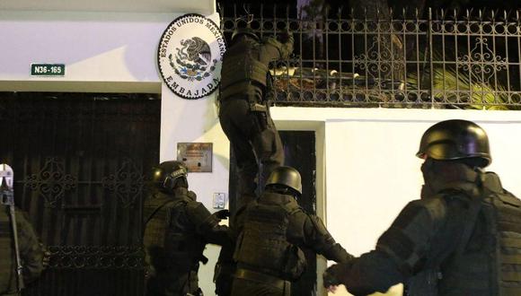 La irrupción del viernes en la noche por parte de la policía ecuatoriana en la embajada de México en Quito ha sido catalogada como una violación al derecho internacional. 
