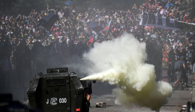 "Esto ya es el reclamo de todo un país, nos cansamos", gritaba una manifestante en medio de un caceroleo en Santiago. (Foto: AFP)