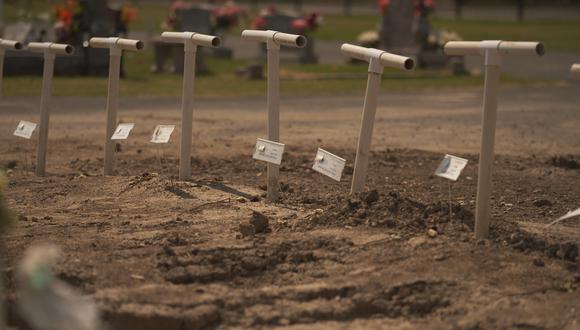 Las tumbas de los inmigrantes fallecidos que no pudieron ser identificados se ven en el cementerio del condado de Maverick el 9 de octubre de 2022 en Eagle Pass, Texas. (Foto:  allison dinner / AFP)