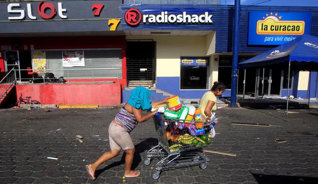 Docenas de tiendas en Managua, capital de Nicaragua, han sido saqueadas, mientras las protestas y disturbios contra las reformas del gobierno al Seguro Social continuaban el domingo. (Reuters).