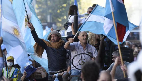 Diferentes agrupaciones de productores rurales protestan en tractor contra las políticas económicas del gobierno nacional que les afectan, en Buenos Aires (Argentina).