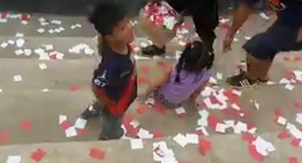 Policía quita una caja con papel picado a unos niños. (Foto: captura)