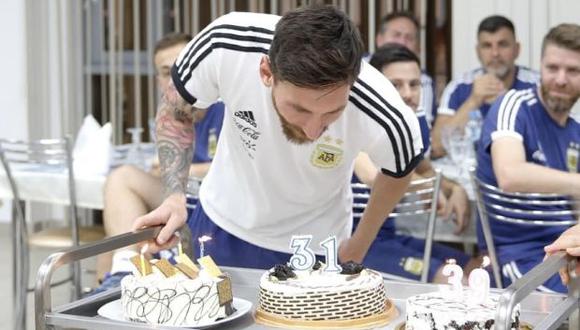 Lionel Messi cumplió 31 y lo celebró con sus compañeros de la selección. (Foto: Twitter AFA)