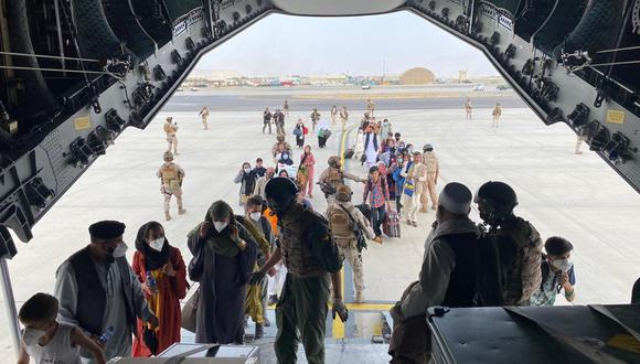 Un primer grupo de españoles y colaboradores afganos embarcan en el primer avión A400 de las Fuerzas Armadas de España. (Foto: EFE)