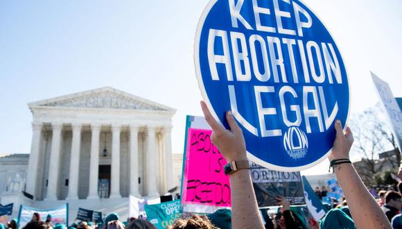 Activistas que apoyan el acceso legal al aborto protestan durante una manifestación frente a la Corte Suprema de Estados Unidos en Washington, DC, el 4 de marzo de 2020. (SAUL LOEB / AFP).