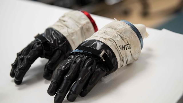 Maniquíes hechos a medida soportan las fibras, cuyo peso contribuye al desgaste y la deformación. (Foto: AFP)