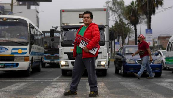 Electrónica y vanguardia desde Lima Norte: Wilder Gonzales Agreda posa con su teclado Behringer UMX 250 en una calle de Los Olivos. (Foto: Leandro Britto)