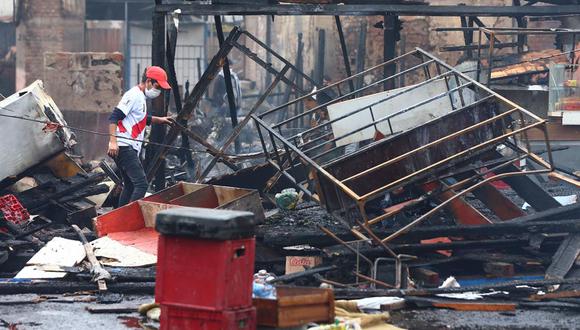 El fuego dejó en la calle a más de 60 familias ahora, cuando la pandemia del coronavirus (COVID-19) sigue golpeando al país. (Foto: Cesar Grados/ GEC)