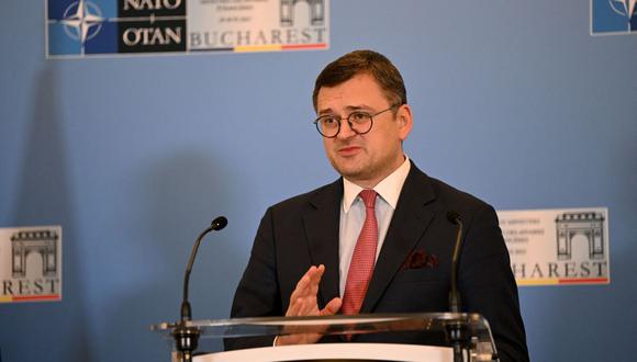 El Ministro de Relaciones Exteriores de Ucrania, Dmytro Kuleba, da un comunicado de prensa al final de una reunión de Ministros de Relaciones Exteriores de la OTAN en Bucarest, Rumania, el 30 de noviembre de 2022. (Foto de Daniel MIHAILESCU / AFP)