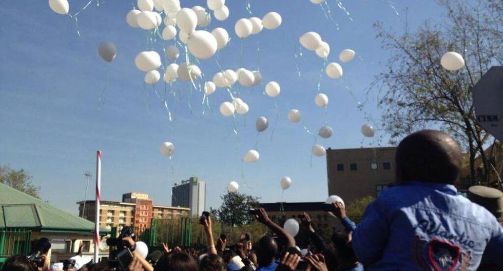 Niños sueltan 94 globos blancos en honor a cada años vivido por Mandela. (Foto: @ErrolCNN)