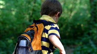 Hallan pistola en mochila de niño de 7 años en escuela de Estados Unidos