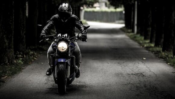La imprudencia de un motociclista terminó costándole caro. (Foto: Pixabay/Referencial)