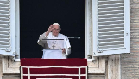 El Papa Francisco saluda desde la ventana del palacio apostólico durante la oración semanal del Ángelus el 22 de enero de 2023 en el Vaticano. (Andreas SOLARO / AFP).