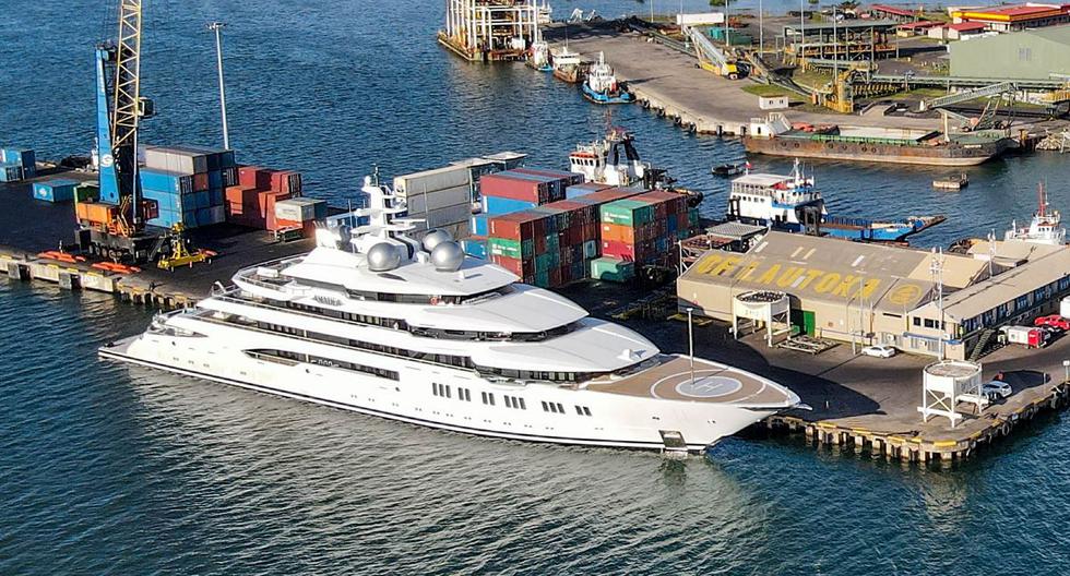 Una foto tomada el 13 de abril de 2022 muestra el superyate Amadea, supuestamente propiedad de un oligarca ruso, atracado en Queens Wharf en Lautoka, Fiyi. (LEON LORD / FIJI SUN / AFP).