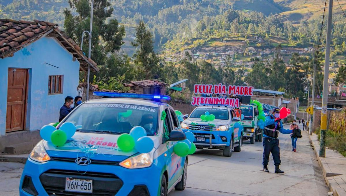 Varios autos y camionetas fueron adornados con mensajes alusivos al Día de la Madre. (Foto: Carlos Peña)