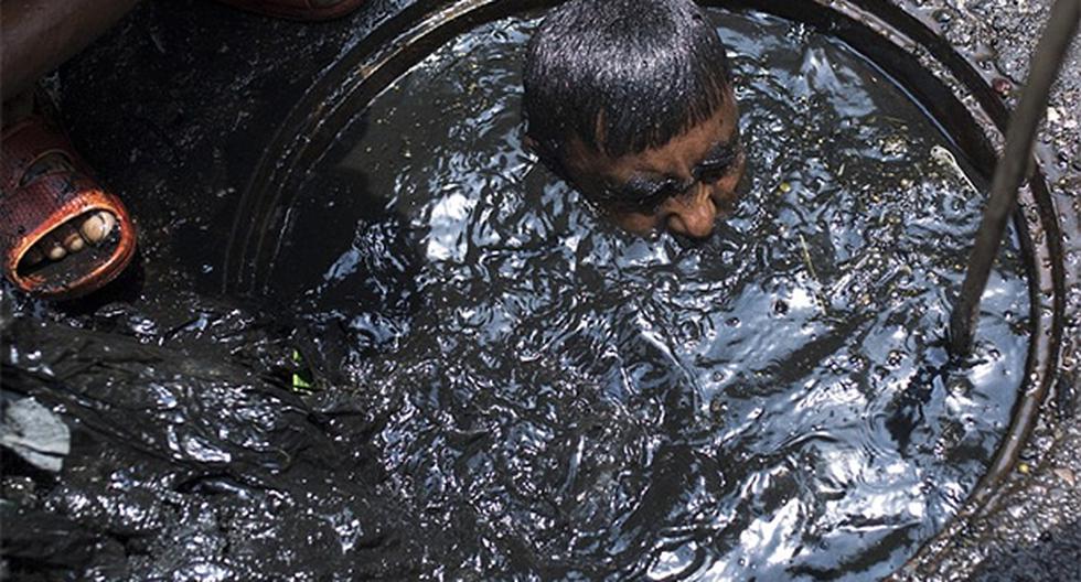 Este hombre tiene el trabajo menos deseable del mundo en Bangladesh. (Foto: Agencias)