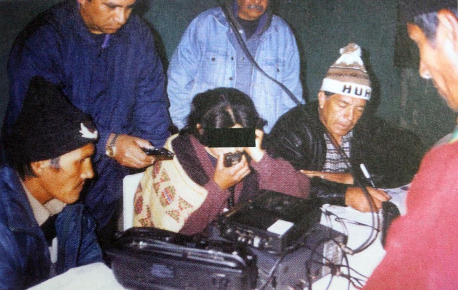 'Raúl' (izq.) observa a una terrorista detenida que habla por radio con otros senderistas. Él había convencido a los militares que lo capturaron de que podía lograr la rendición de los demás cabecillas del Vraem (Foto tomada del libro "Feliciano", del general EP Eduardo Fournier).