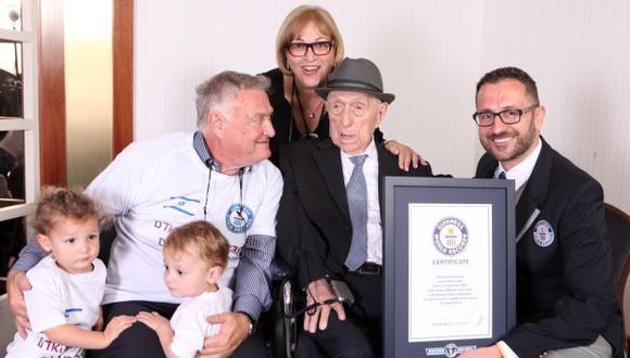 Kristal recibiendo la acreditación que los récords Guinness le dieron como el hombre más longevo del planeta en 2016. (Foto: AFP)