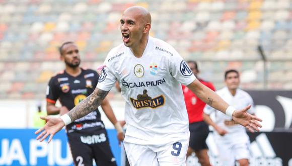Riquelme provocó un penal y luego lo canjeó por gol para el 1-0 de Sporting Cristal sobre Ayacucho FC, este domingo en el Monumental. (Foto: Liga de Fútbol Profesional)