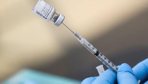 En esta foto de archivo tomada el 7 de agosto de 2021, una jeringa es llenada con una primera dosis de la vacuna Pfizer Covid-19 en una clínica de Los Ángeles. (PATRICK T. FALLON / AFP).