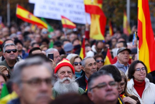 Partidarios del partido de extrema derecha Vox Santiago Abascal (invisible) se reúnen durante una protesta antigubernamental en Madrid, el 27 de noviembre de 2022. (Foto de PIERRE-PHILIPPE MARCOU / AFP)