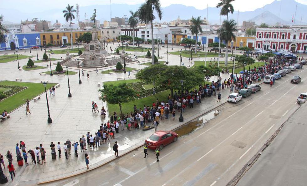 Decenas de personas hacen cola en la Plaza de Armas de Trujillo para acceder a cupos a&eacute;reos gratuitos ofrecidos por la Fuerza A&eacute;rea del Per&uacute;. (Foto: Johnny Aurazo - El Comercio).