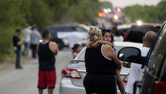 La gente se congrega cerca del lugar donde fue hallado un camión con 46 migrantes muertos en San Antonio, Texas. (Foto AP/Eric Gay).