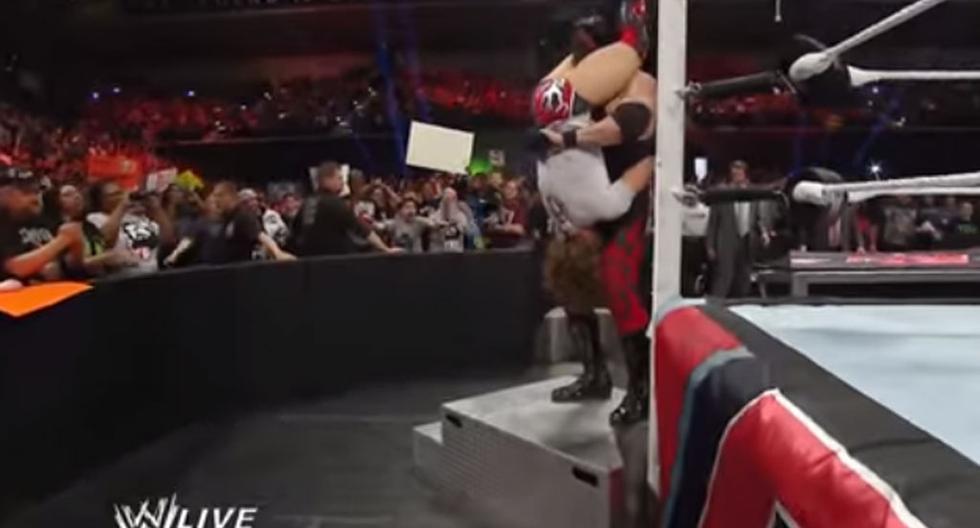 Kane aplicó la tumba rompecuellos a Daniel Bryan sobre las escaleras metálicas | Foto: Captura de Video