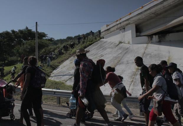 The migrant caravan continues its walk this Saturday, in the municipality of Tonalá, in the state of Chiapas (Mexico).  (EFE / Juan Manuel Blanco). 
