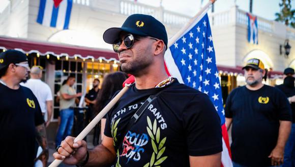 Henry "Enrique" Tarrio, líder de The Proud Boys, sostiene una bandera estadounidense durante una protesta de apoyo a los cubanos que se manifiestan contra su gobierno, en Miami, Florida, el 16 de julio de 2021. (Foto: Eva Marie UZCATEGUI / AFP)