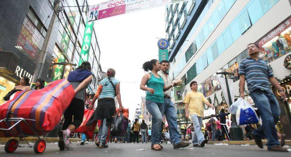 Los peruanos han sobrepasado los niveles de endeudamiento razonables para pago de créditos. (Foto: Andina)