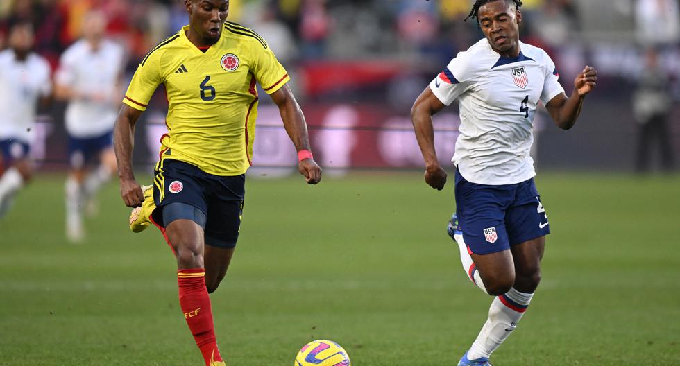 Colombia's defender Juan David Mosquera (L) and USA's defender DeJuan Jones vie for the ball during the international friendly football match between the USA and Colombia at the Dignity Health Sports Park in Carson, California, on January 28, 2023. (Photo by Patrick T. FALLON / AFP)