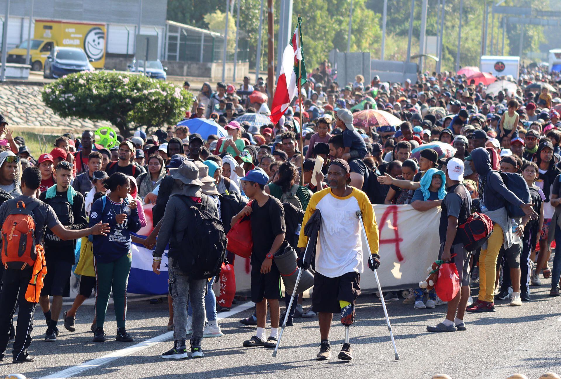 Migrants walk in a caravan towards the border with the United States.  (EFE/Juan Manuel Blanco).