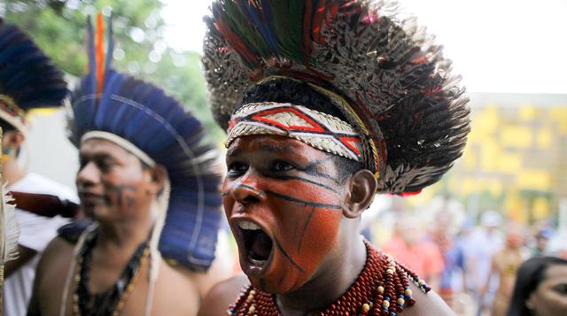 Brasil: Indígenas se enfrentan a la policía con arcos y flechas - 2