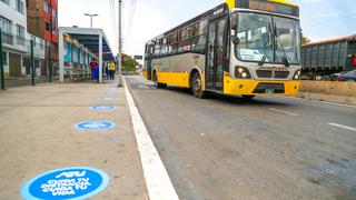 Colocan stickers de círculos para distanciamiento entre usuarios en paraderos de transporte urbano 