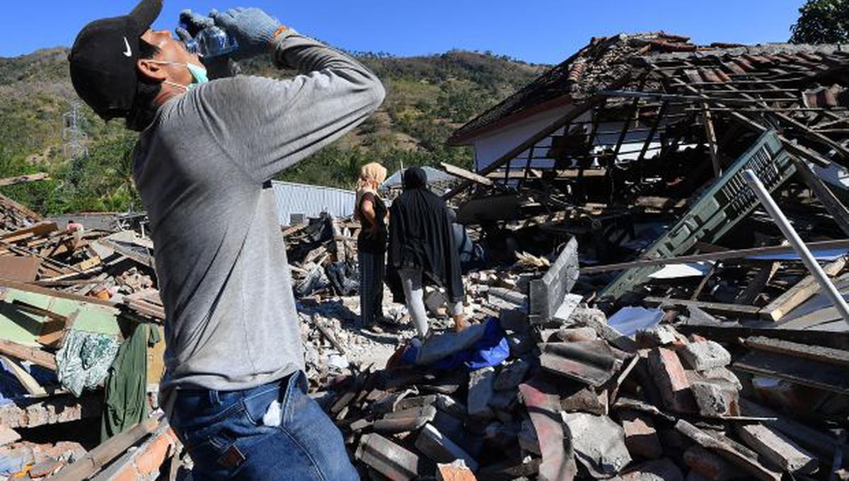 Más de 70,000 personas que quedaron sin hogar por un terremoto en la isla indonesia de Lombok están durmiendo en refugios improvisados ​​y carecen de alimentos, medicinas y agua potable, dijeron las autoridades. (Foto: AFP)