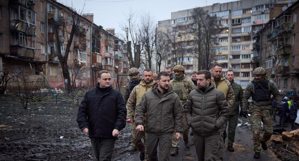 El presidente de Ucrania, Volodymyr Zelensky, inspecciona una zona residencial de Vyshgorod dañada por un ataque con misiles rusos, el 25 de noviembre del 2022. (HANDOUT / UKRAINIAN PRESIDENTIAL PRESS SERVICE / AFP).