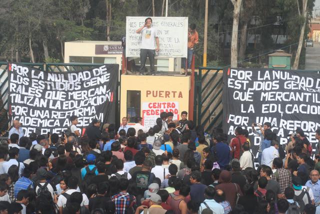 Estudiantes reclaman por falta de docentes para que diceten cursos de estudios generales que se implementarán por primera vez este año, tras propuesta de la Sunedu. (Foto: Dante Piaggio / El Comercio)