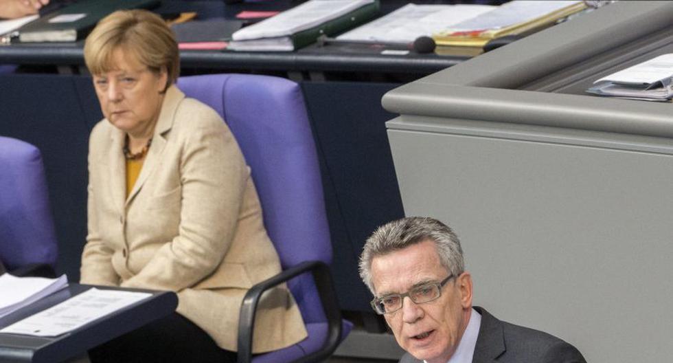 Ministro alemán del Interior, Thomas de Maiziere, en una sesión parlamentaria junto a Angela Merkel. (EFE)