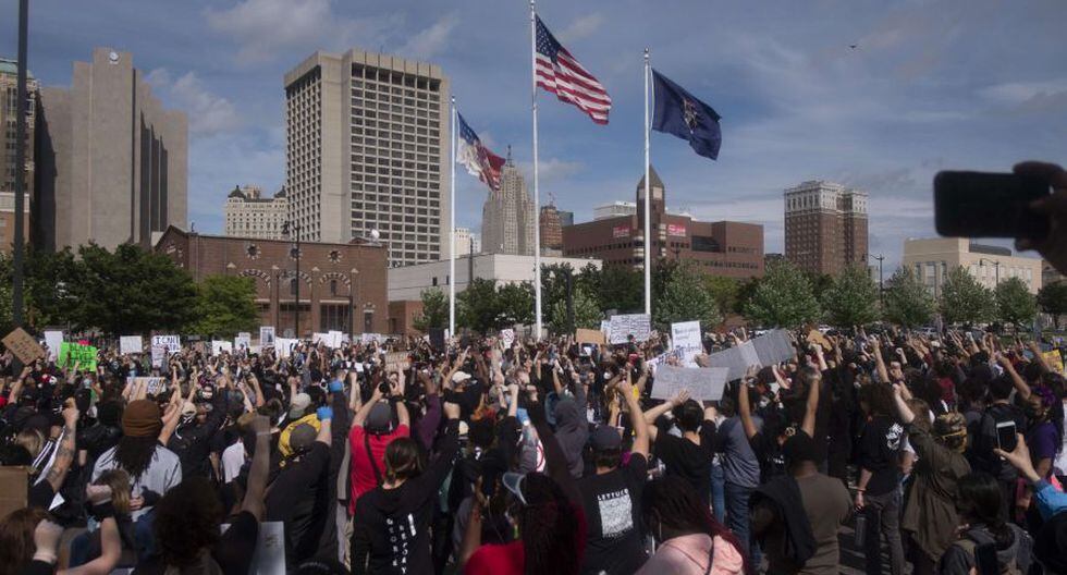 Los manifestantes se reúnen para protestar por el reciente asesinato de George Floyd en Detroit, Michigan. (Foto: Matthew Hatcher / Getty Images / AFP).