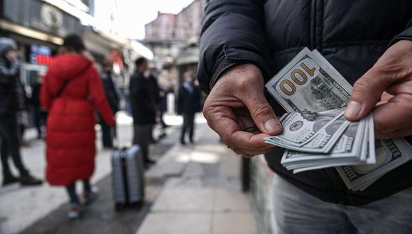 En el mercado paralelo o las principales casas de cambio, el billete verde se compraba a S/ 3.795 y se vendía a S/ 3.830. (Foto: AFP)