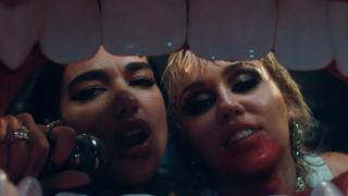 Miley Cyrus y Dua Lipa encienden las redes con el video oficial de su canción “Prisoner” 