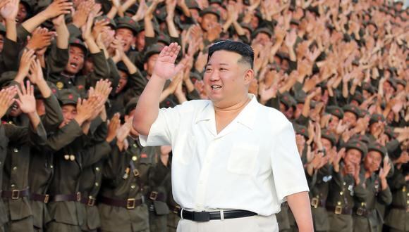 Esta fotografía tomada el 10 de septiembre de 2023 muestra al líder de Corea del Norte, Kim Jong-un, posando para una fotografía conmemorativa con los participantes de un desfile militar. (AFP).