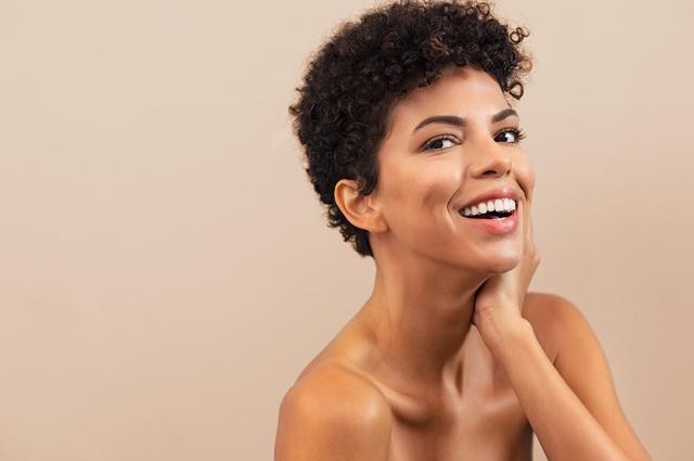 Incluye estos pasos en tu rutina de belleza y evita la apariencia oleosa en tu rostro. (Foto: Shutterstock)