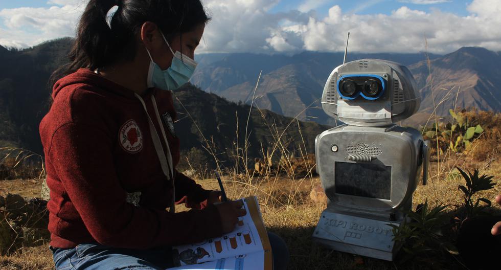 En Colcabamba, algunos escolares toman clases junto a Kipi, una robot. (Foto: Yerson Collave)