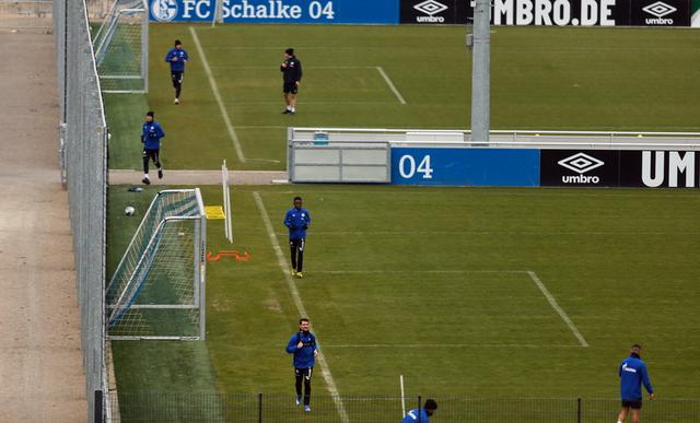 Schalke 04 volvió a los entrenamientos con un formato inédito y manteniendo la distancia entre los jugadores | Fotos: Reuters/EFE