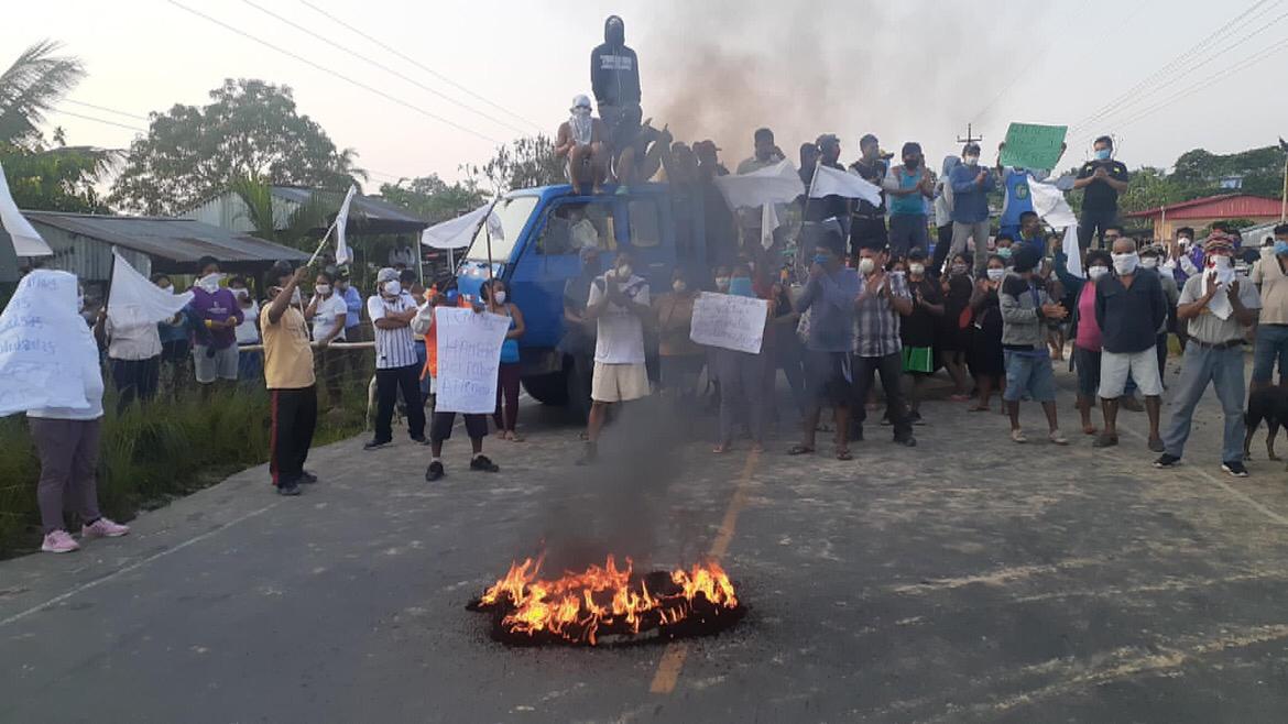 El bloqueo de la vía duró un par de horas. (Fotos: Daniel Carbajal)