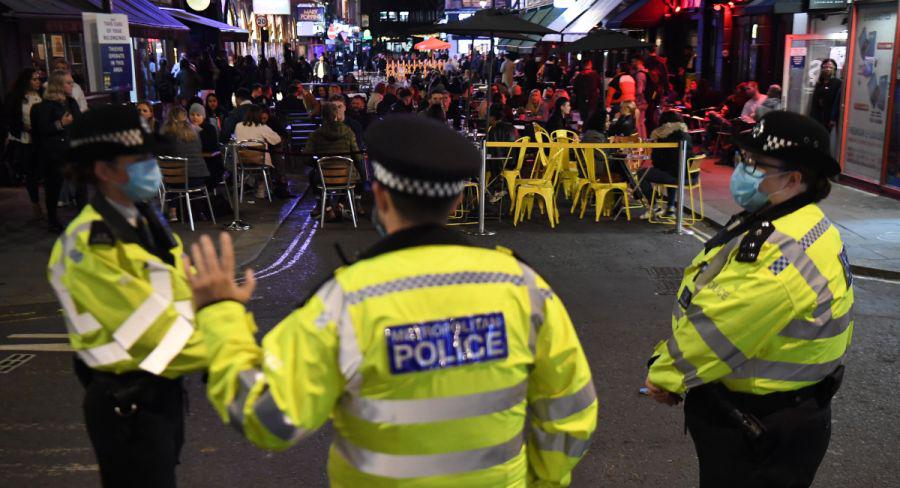 Las nuevas restricciones se han implementado para ayudar a frenar el reciente aumento de casos de coronavirus en el Reino Unido. (Reino Unido, Londres). (Foto: EFE / EPA / ANDY RAIN).